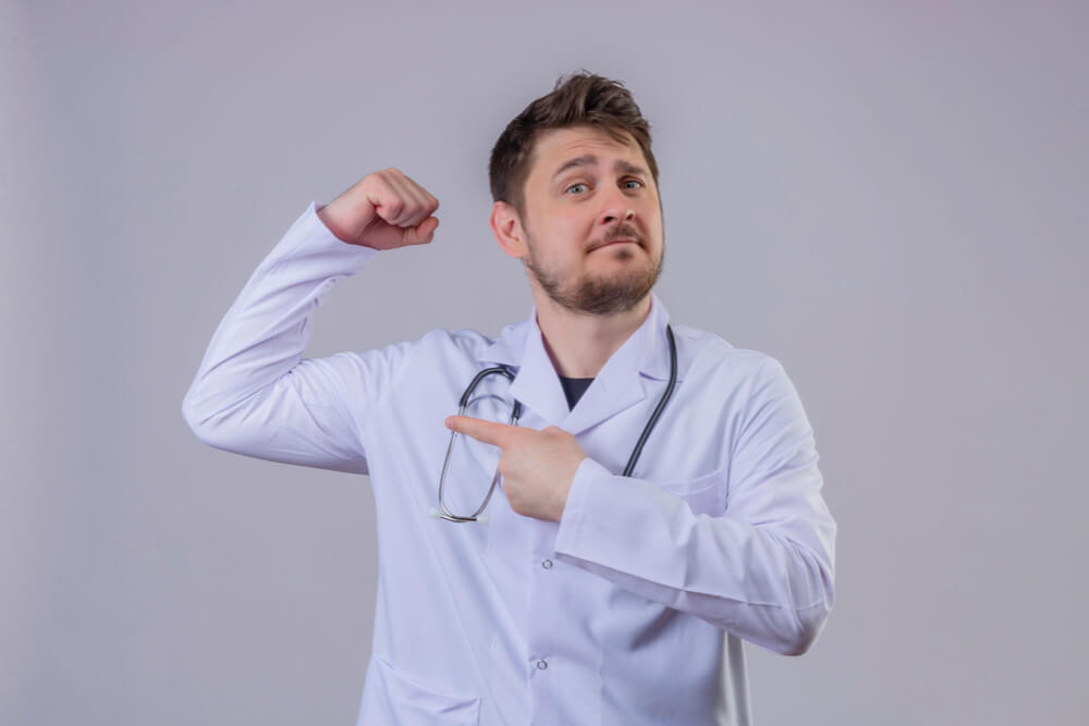 רופא עושה שריר עם יד ימין