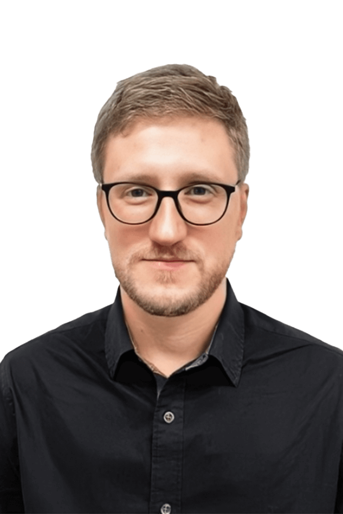 רופא בחולצה שחורה ומשקפיים