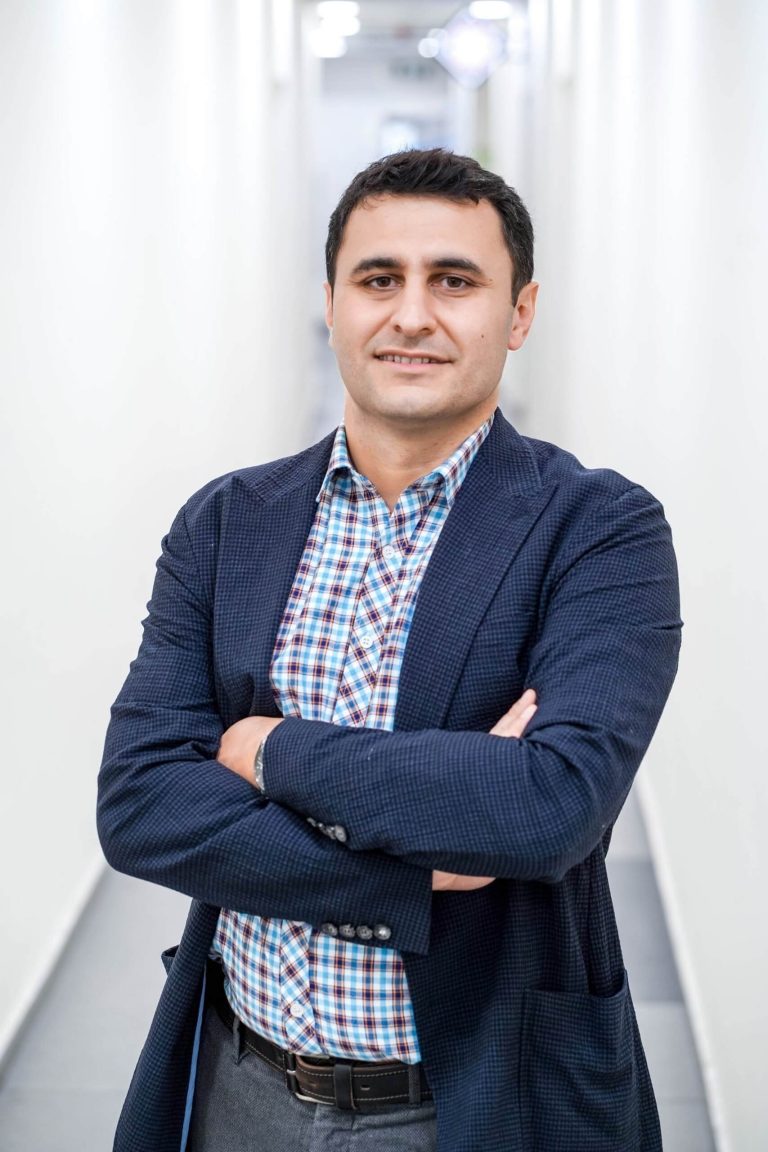 רופא משלב ידיים